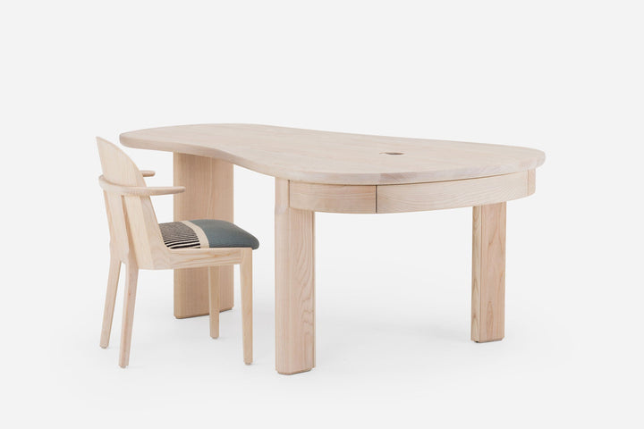 WHITE OILED ASH (+ TWENTY-FIVE CHAIR WITH MANTA GIL)