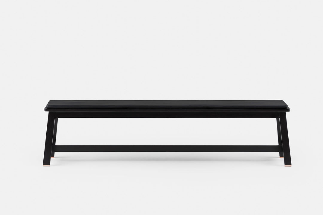 BLACK PAINTED ASH (MODEL: 443 + OPTIONAL SEAT PAD IN BLACK NATURAL GRAIN LEATHER)